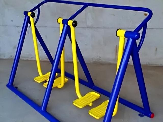 又有孩子被卡了！@所有家长，当心小区里的这些设施！休闲区蓝鸢梦想 - Www.slyday.coM