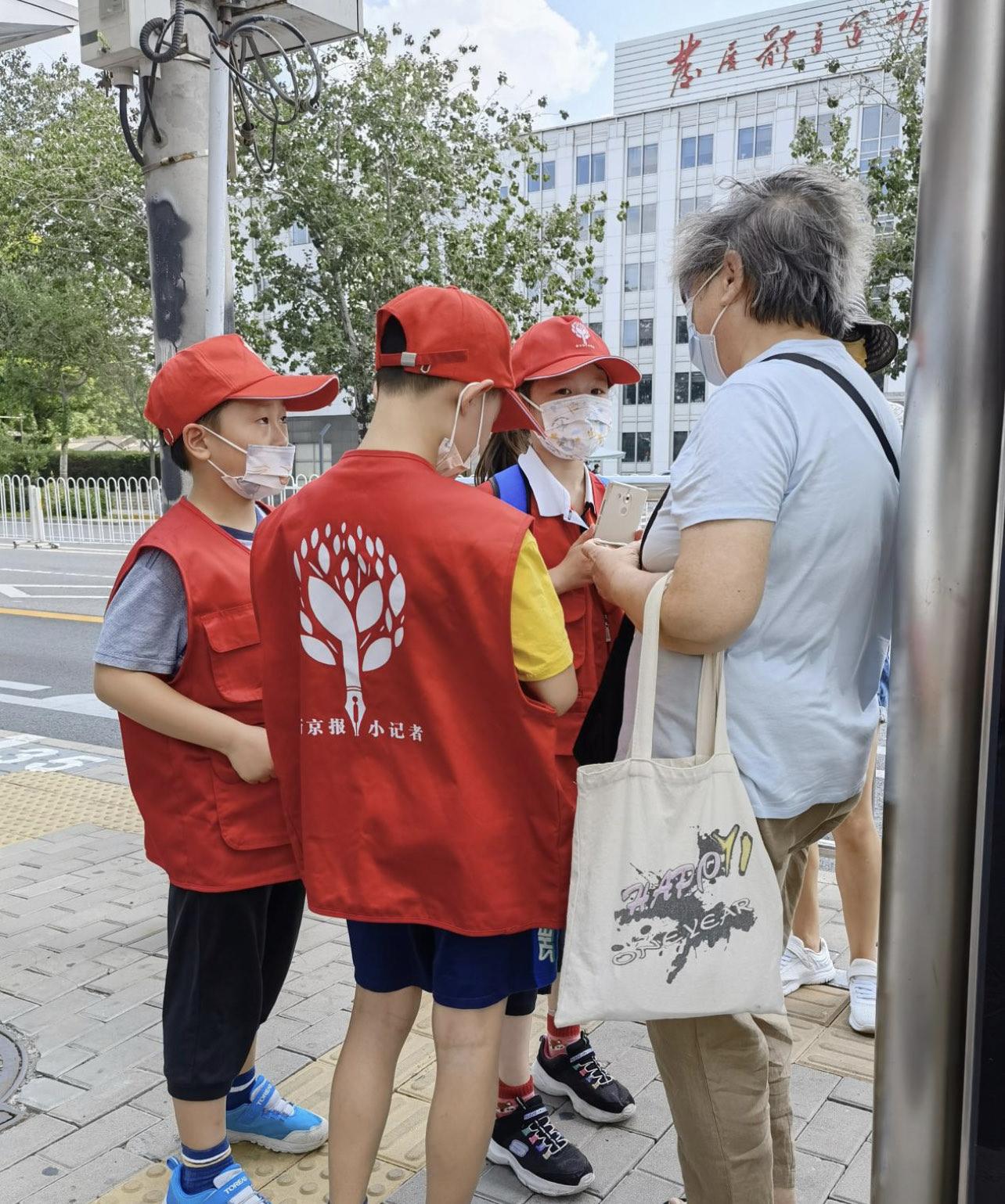 新京报小记者在街头采访路人.小记者供图