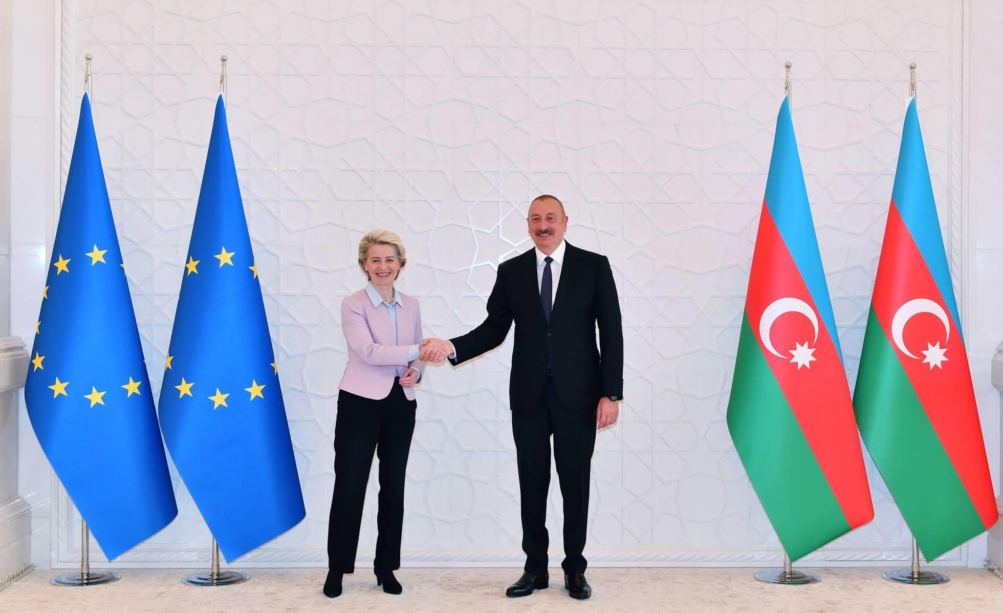 　　▲当地时间2022年7月18日，阿塞拜疆巴库，欧盟委员会主席冯德莱恩和欧盟负责能源事务的委员西姆松联袂访问阿塞拜疆。访问期间，欧盟与阿方签订天然气采购协议，计划在数年内使阿塞拜疆输往欧洲的天然气翻倍。图/IC photo