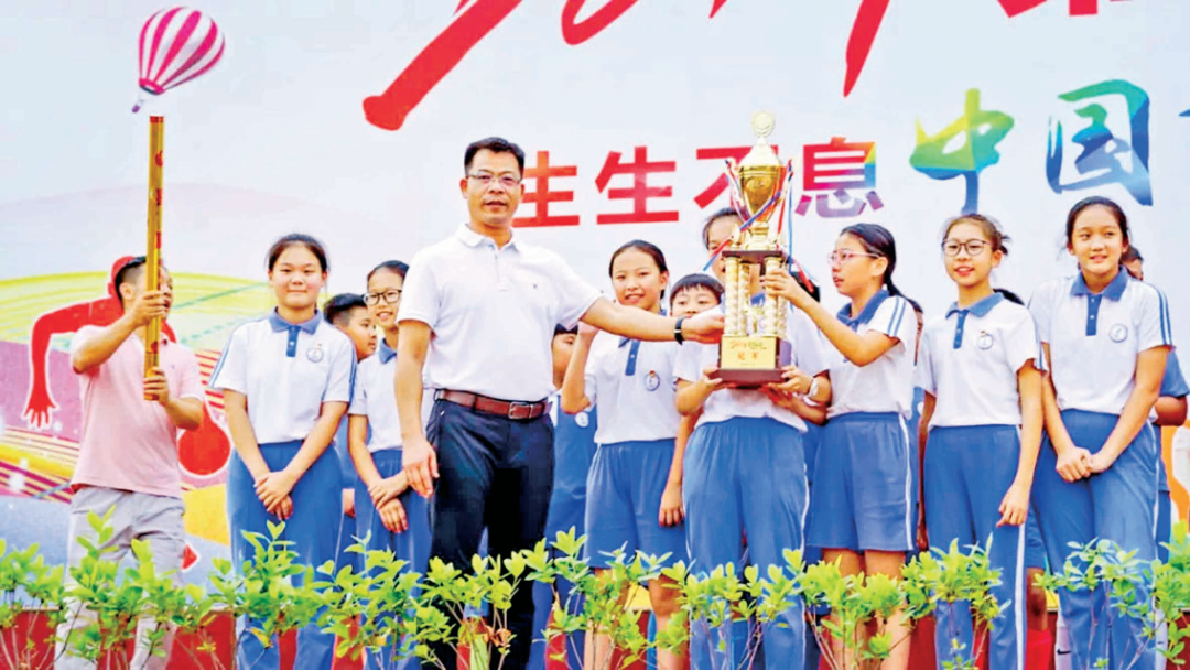 松岗第二小学：校园足球从娃娃抓起，为学生健康成长蓄能休闲区蓝鸢梦想 - Www.slyday.coM