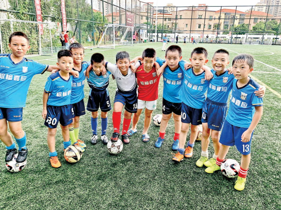 松岗第二小学：校园足球从娃娃抓起，为学生健康成长蓄能休闲区蓝鸢梦想 - Www.slyday.coM