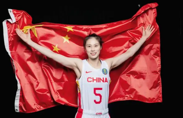 美国压制中国女篮!一度打出13-2,王思雨太强硬,防守给予惊喜|王思雨|李月汝|女篮_新浪新闻