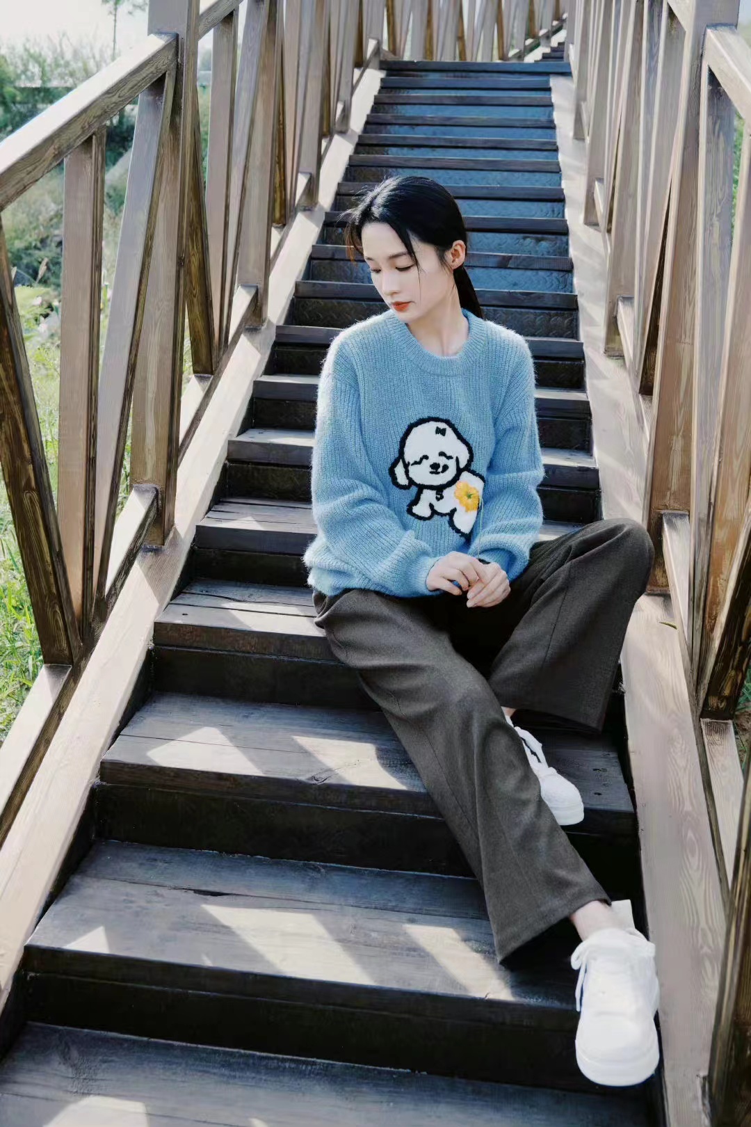 李沁穿米白羊绒大衣内搭针织毛衣配长裤,秋装穿搭自然又高级休闲区蓝鸢梦想 - Www.slyday.coM 李沁穿米白羊绒大衣内搭针织毛衣配长裤,秋装穿搭自然又高级休闲区蓝鸢梦想 - Www.slyday.coM