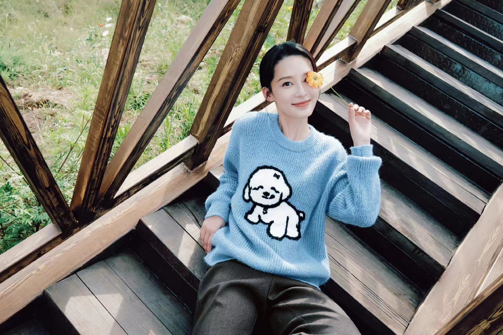 李沁穿米白羊绒大衣内搭针织毛衣配长裤,秋装穿搭自然又高级休闲区蓝鸢梦想 - Www.slyday.coM 李沁穿米白羊绒大衣内搭针织毛衣配长裤,秋装穿搭自然又高级休闲区蓝鸢梦想 - Www.slyday.coM