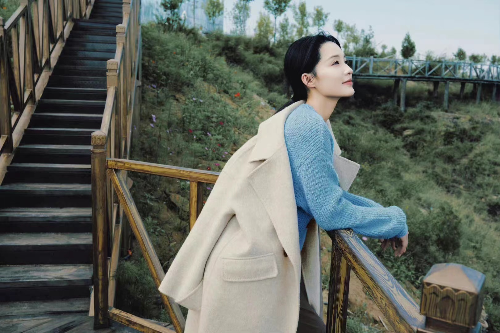 李沁穿米白羊绒大衣内搭针织毛衣配长裤,秋装穿搭自然又高级休闲区蓝鸢梦想 - Www.slyday.coM 李沁穿米白羊绒大衣内搭针织毛衣配长裤,秋装穿搭自然又高级休闲区蓝鸢梦想 - Www.slyday.coM