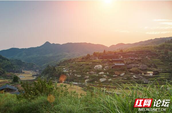 将房屋建在岩板中，这地方每一处风景都长在我的审美上休闲区蓝鸢梦想 - Www.slyday.coM