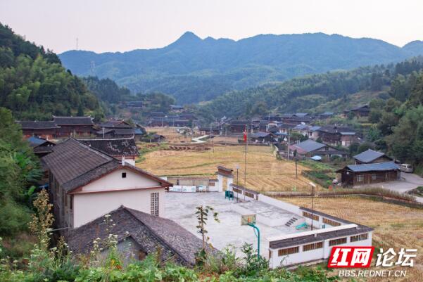 将房屋建在岩板中，这地方每一处风景都长在我的审美上休闲区蓝鸢梦想 - Www.slyday.coM
