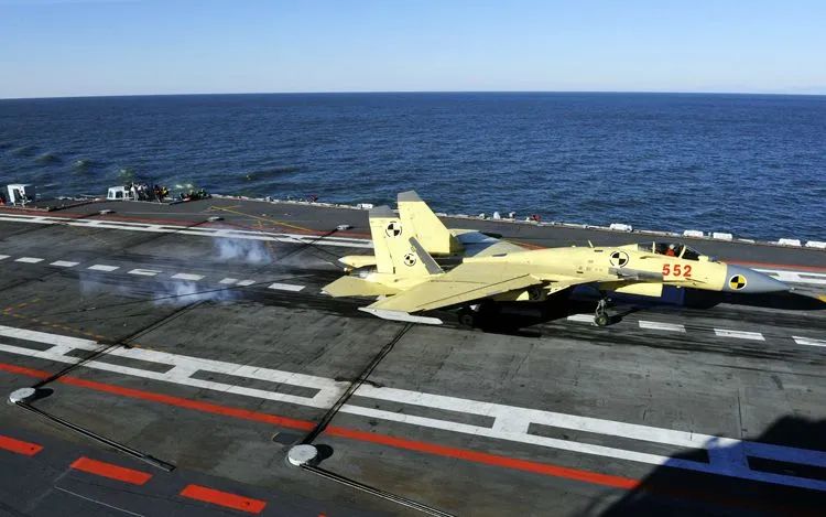 ▲2012年11月23日，歼-15舰载战斗机首次在辽宁舰上成功着舰。胡锴冰 摄