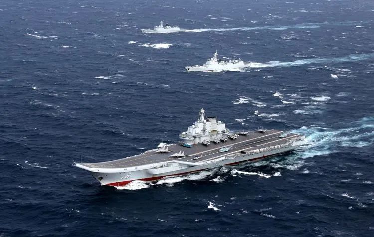 ▲2016年12月26日，中国海军航母编队在远海大洋乘风破浪。莫小亮 摄