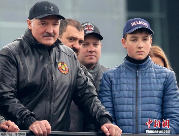 资料图：当地时间2016年9月24日，白俄罗斯总统卢卡申科穿皮衣骑机车，带小儿子参加巡游。