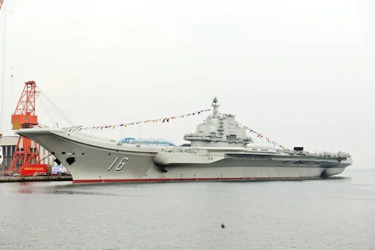 ▲2012年9月25日，辽宁舰正式加入海军序列。王松岐 摄