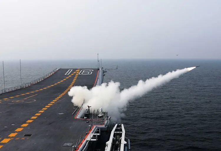 ▲2015年7月19日，辽宁舰发射防空导弹。张凯 摄