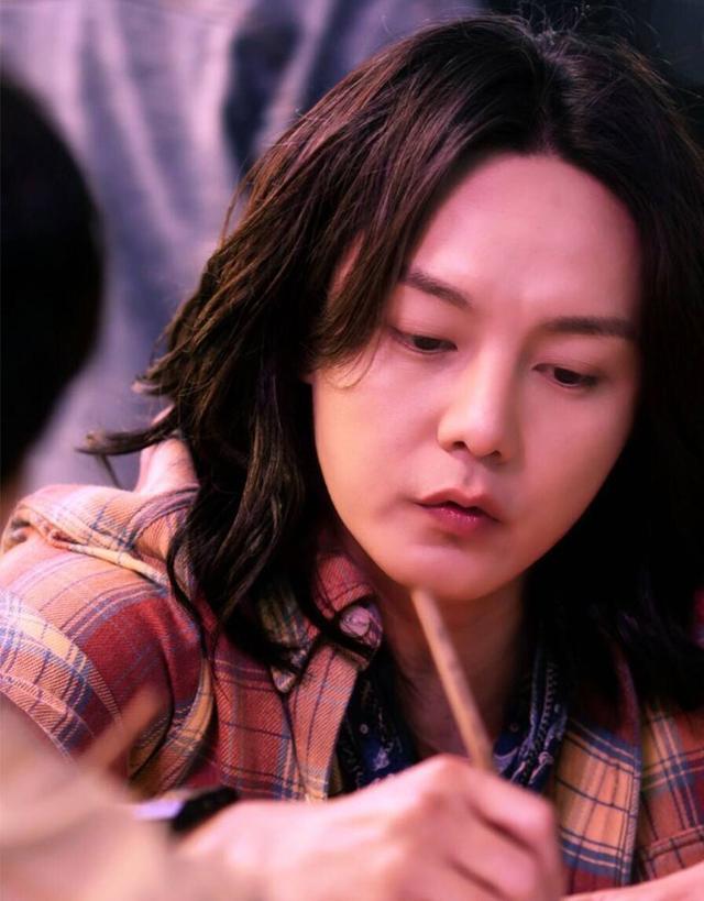 留长发却不“娘”的男人，脸上都有这4个特征，上了年纪也不油腻休闲区蓝鸢梦想 - Www.slyday.coM