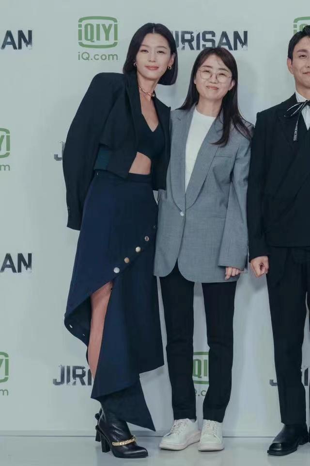 “全智贤”终于换了短发,穿一身黑秀高挑身材,确实是不败女神休闲区蓝鸢梦想 - Www.slyday.coM “全智贤”终于换了短发,穿一身黑秀高挑身材,确实是不败女神休闲区蓝鸢梦想 - Www.slyday.coM