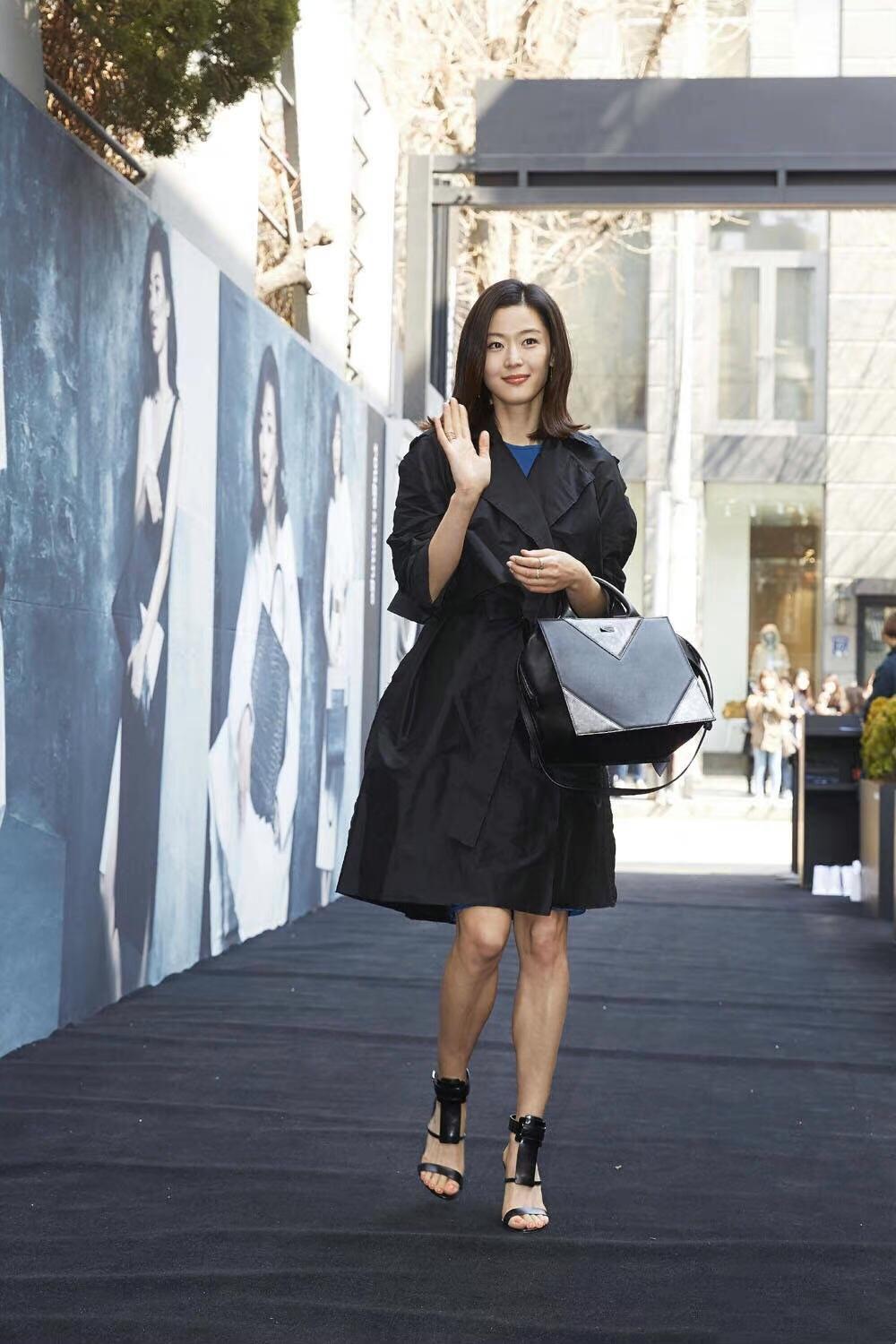 “全智贤”终于换了短发,穿一身黑秀高挑身材,确实是不败女神休闲区蓝鸢梦想 - Www.slyday.coM “全智贤”终于换了短发,穿一身黑秀高挑身材,确实是不败女神休闲区蓝鸢梦想 - Www.slyday.coM