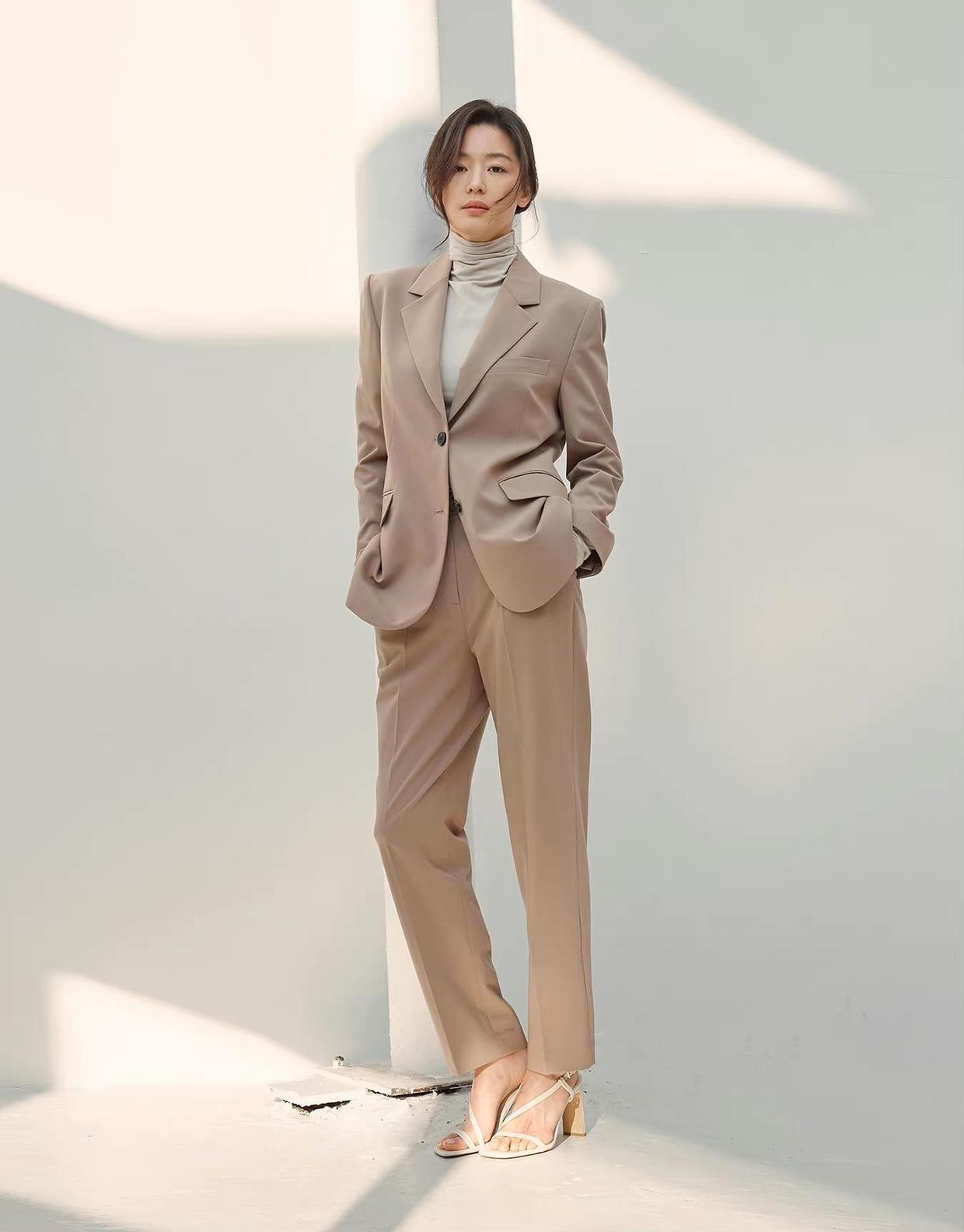 “全智贤”终于换了短发,穿一身黑秀高挑身材,确实是不败女神休闲区蓝鸢梦想 - Www.slyday.coM “全智贤”终于换了短发,穿一身黑秀高挑身材,确实是不败女神休闲区蓝鸢梦想 - Www.slyday.coM