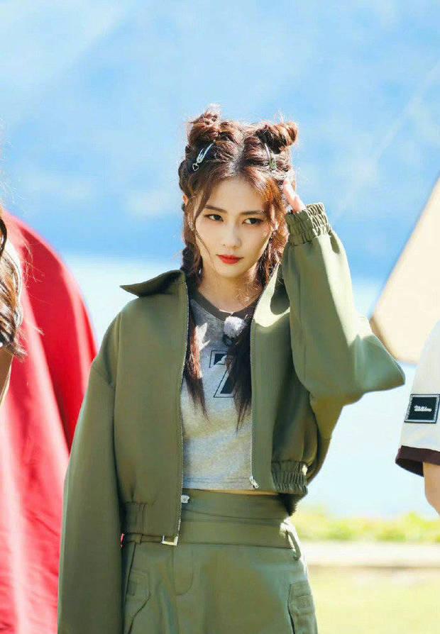 杨颖、孙怡、白露录制奔跑吧 短裙亮相甜美有活力休闲区蓝鸢梦想 - Www.slyday.coM