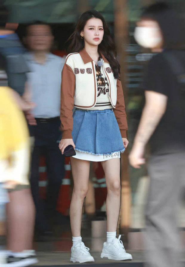 杨颖、孙怡、白露录制奔跑吧 短裙亮相甜美有活力休闲区蓝鸢梦想 - Www.slyday.coM