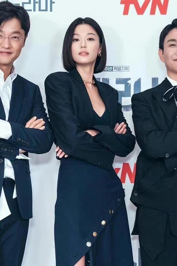 “全智贤”终于换了短发,穿一身黑秀高挑身材,确实是不败女神休闲区蓝鸢梦想 - Www.slyday.coM “全智贤”终于换了短发,穿一身黑秀高挑身材,确实是不败女神休闲区蓝鸢梦想 - Www.slyday.coM