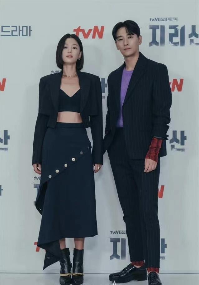 “全智贤”终于换了短发,穿一身黑秀高挑身材,确实是不败女神休闲区蓝鸢梦想 - Www.slyday.coM “全智贤”终于换了短发,穿一身黑秀高挑身材,确实是不败女神休闲区蓝鸢梦想 - Www.slyday.coM