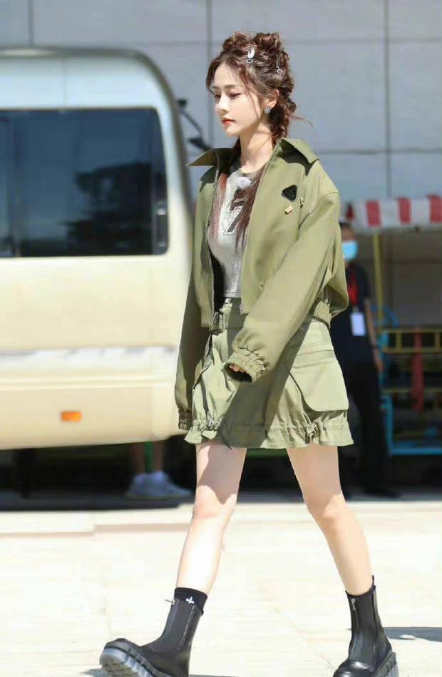 杨颖、孙怡、白露录制奔跑吧 短裙亮相甜美有活力休闲区蓝鸢梦想 - Www.slyday.coM