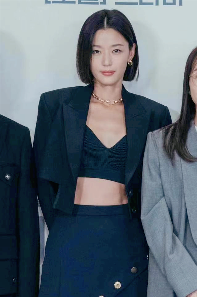 “全智贤”终于换了短发,穿一身黑秀高挑身材,确实是不败女神休闲区蓝鸢梦想 - Www.slyday.coM “全智贤”终于换了短发,穿一身黑秀高挑身材,确实是不败女神休闲区蓝鸢梦想 - Www.slyday.coM