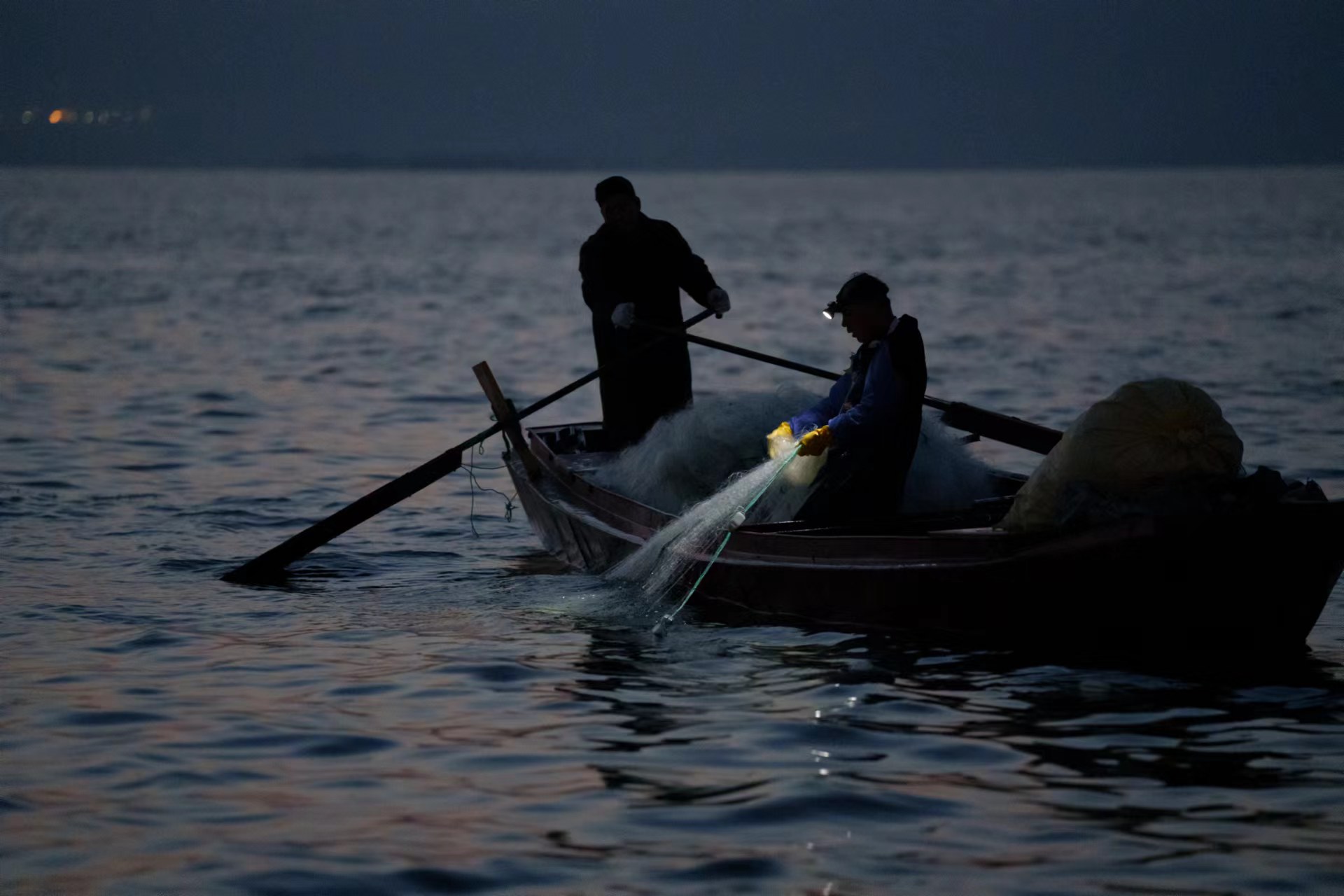 密云水库开渔首日迎大丰收,一船载回三千斤水库鱼