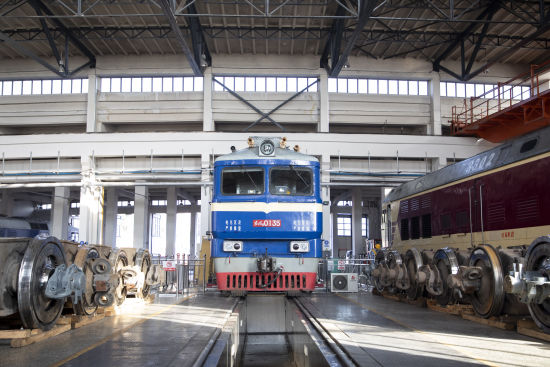 今年以来,牡丹江机务段检修车间旋轮组已完成旋轮任务225台次,累计旋