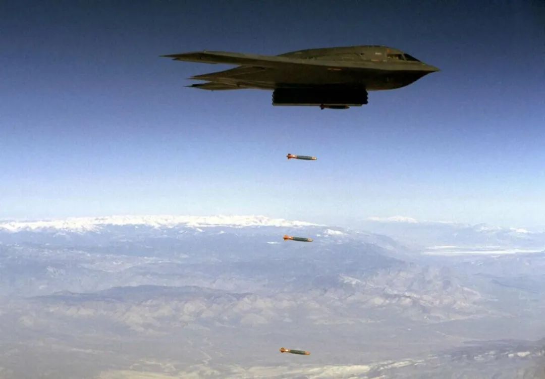 一架 B-2 将联合直接攻击弹药 (JDAM) 分离试验车投放到加利福尼亚州爱德华兹空军基地上空。美国空军