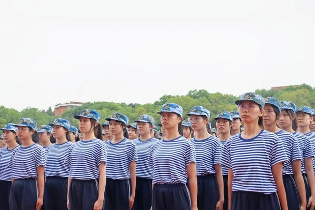 长江大学2022级新生军训汇报表演中的名场面(多图)__财经头条