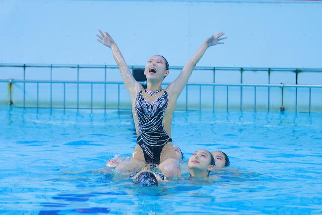 "水中芭蕾"市运绽放 市十六运花样游泳表演项目收官|花样游泳_新浪