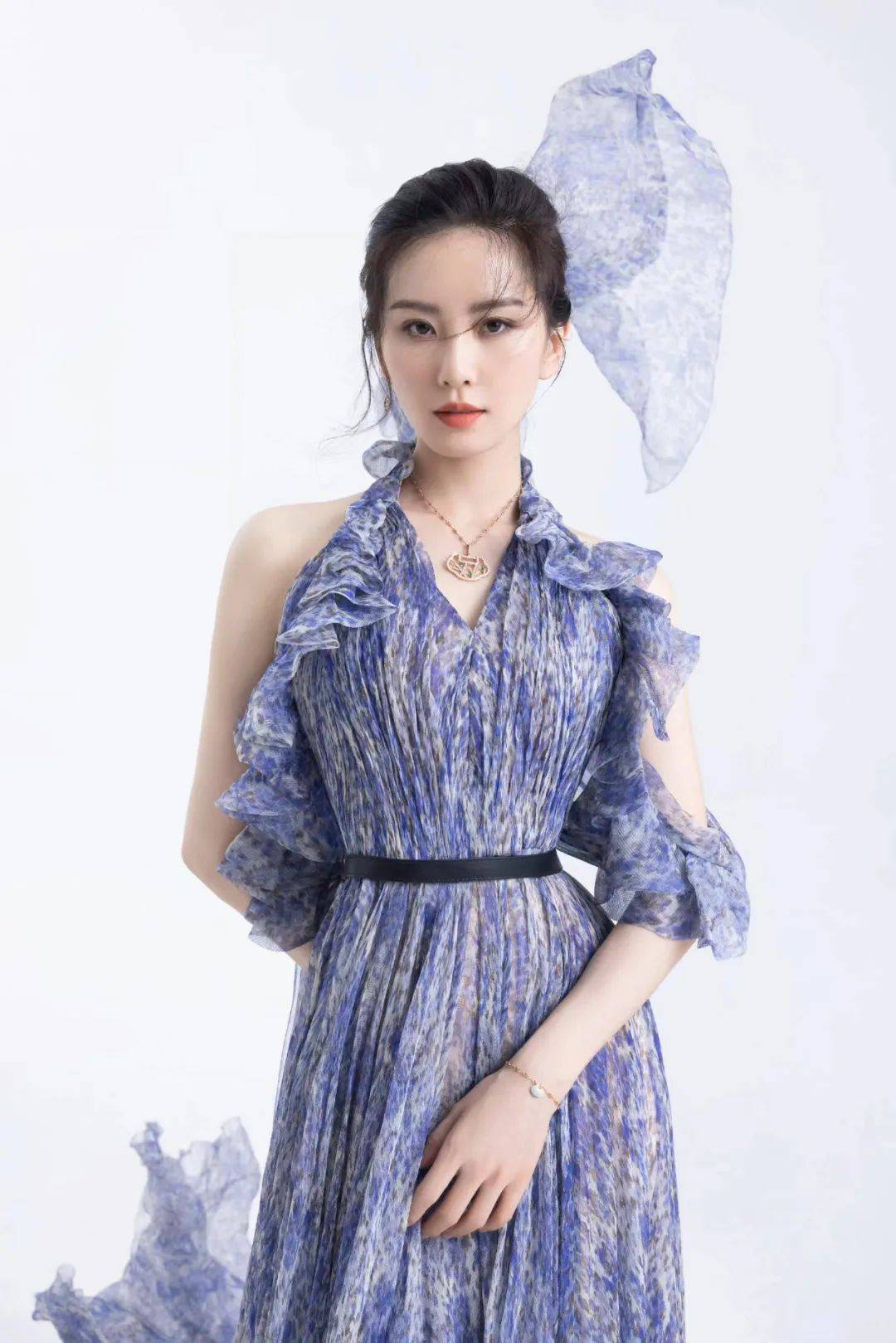 迪丽热巴的公主抱，杨颖的大力气，打脸了娱乐圈多少“体虚”男星休闲区蓝鸢梦想 - Www.slyday.coM