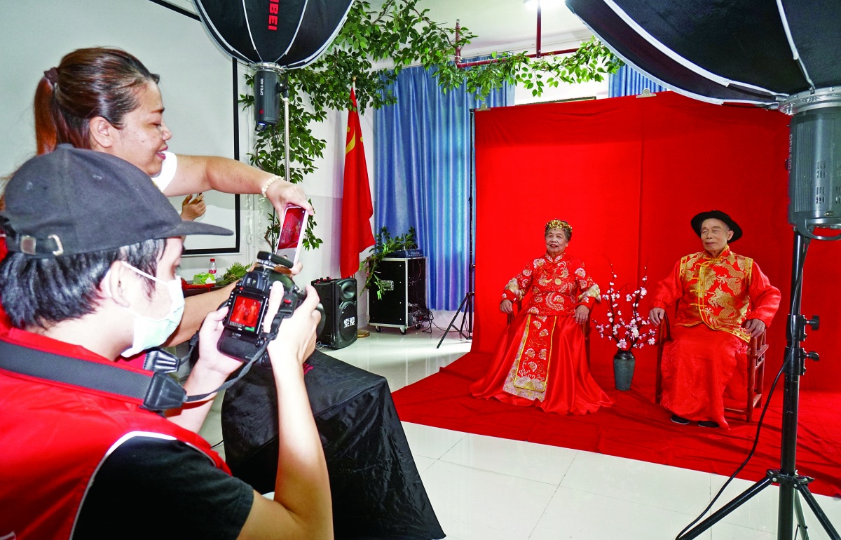 南宁一社区举行爱心活动：补拍婚纱照 情暖夕阳红休闲区蓝鸢梦想 - Www.slyday.coM