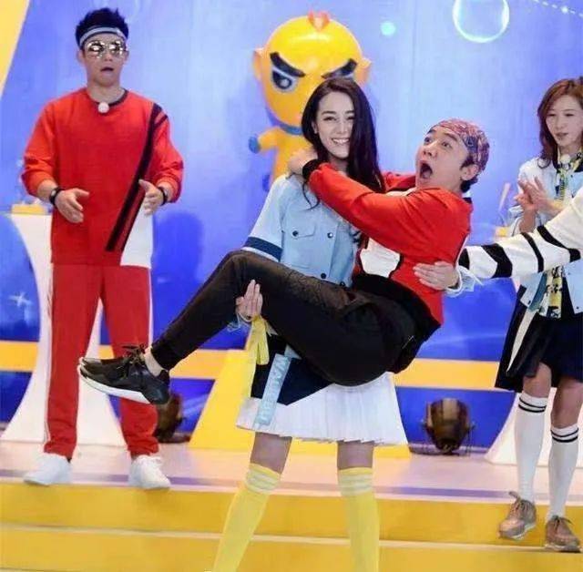 迪丽热巴的公主抱，杨颖的大力气，打脸了娱乐圈多少“体虚”男星休闲区蓝鸢梦想 - Www.slyday.coM