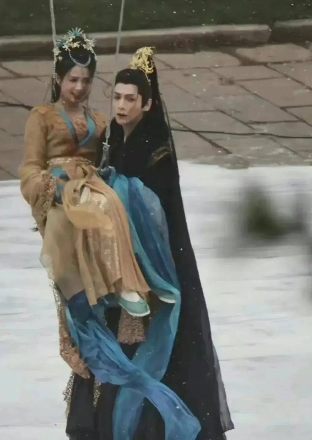 迪丽热巴的公主抱，杨颖的大力气，打脸了娱乐圈多少“体虚”男星休闲区蓝鸢梦想 - Www.slyday.coM