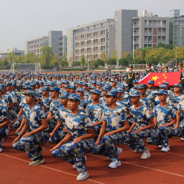 长江大学2022级新生军训汇报表演中的名场面(多图)__财经头条