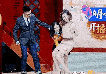 迪丽热巴的公主抱，杨颖的大力气，打脸了娱乐圈多少“体虚”男星休闲区蓝鸢梦想 - Www.slyday.coM