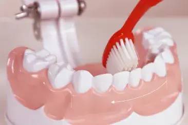 男子不到40岁，牙齿竟然全掉光！这个坏习惯很多人都有休闲区蓝鸢梦想 - Www.slyday.coM