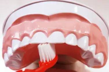 男子不到40岁，牙齿竟然全掉光！这个坏习惯很多人都有休闲区蓝鸢梦想 - Www.slyday.coM