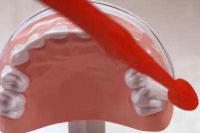 男子不到40岁，牙齿竟然全掉光！这个坏习惯很多人都有休闲区蓝鸢梦想 - Www.slyday.coM