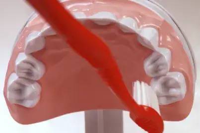 男子不到40岁，牙齿竟然全掉光！这个坏习惯很多人都有休闲区蓝鸢梦想 - Www.slyday.coM