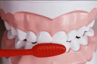 男子不到40岁，牙齿竟然全掉光！这个坏习惯很多人都有休闲区蓝鸢梦想 - Www.slyday.coM