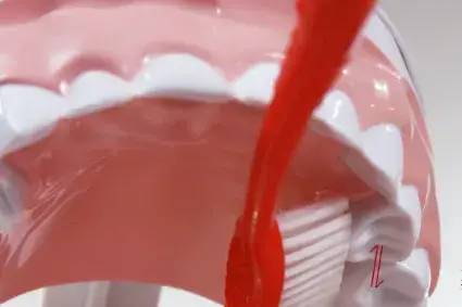 男子不到40岁，牙齿竟然全掉光！这个坏习惯很多人都有休闲区蓝鸢梦想 - Www.slyday.coM