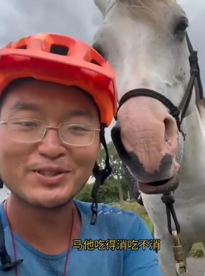 ▲2022年8月27日，徐智显在某平台发布视频，表示自己将从西班牙骑马回国。截图来自徐智显个人视频账号