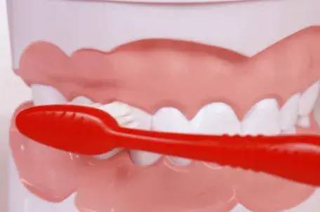 男子不到40岁，牙齿竟然全掉光！这个坏习惯很多人都有休闲区蓝鸢梦想 - Www.slyday.coM