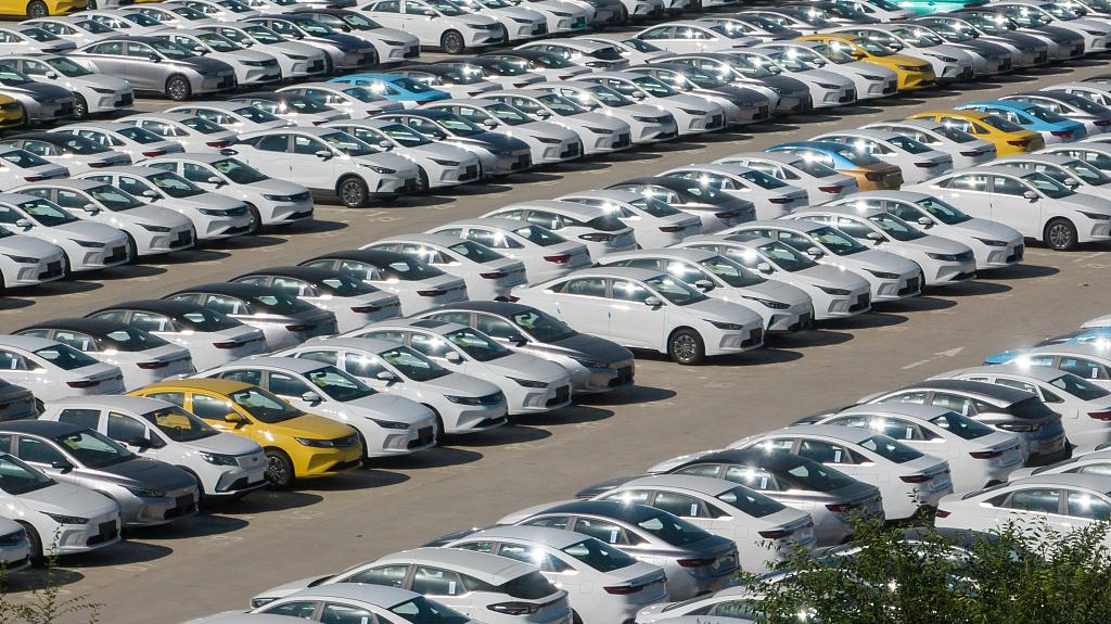 山西晋中,吉利新能源汽车工厂,即将出厂新能源汽车整齐的停放在停车场