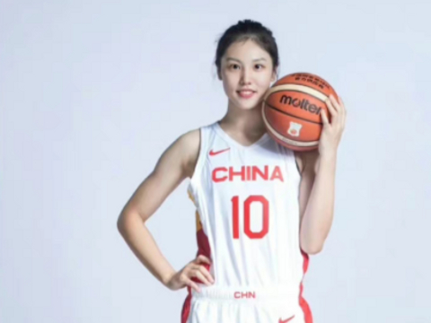 轰14+3+2+2！中国女篮小将实力与颜值兼具，获赞：太清纯了|张茹|中国女篮|小将_新浪新闻