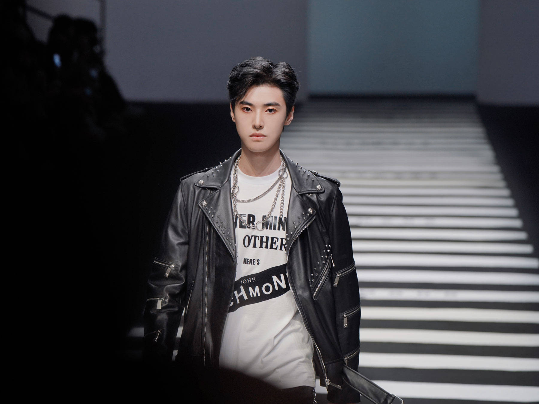 嘉羿亮相上海RICHMONDX2023春夏时装秀网友齐呼“行走的衣架”休闲区蓝鸢梦想 - Www.slyday.coM