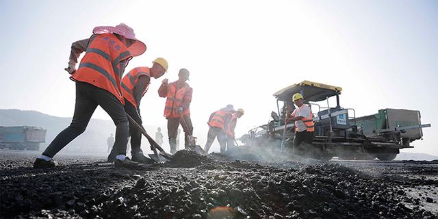 京秦高速遵（遵化）秦（秦皇岛）段建设已进入攻坚阶段，各施工单位抓住秋季施工黄金期，工地上一片忙碌景象。 中国政府网 图