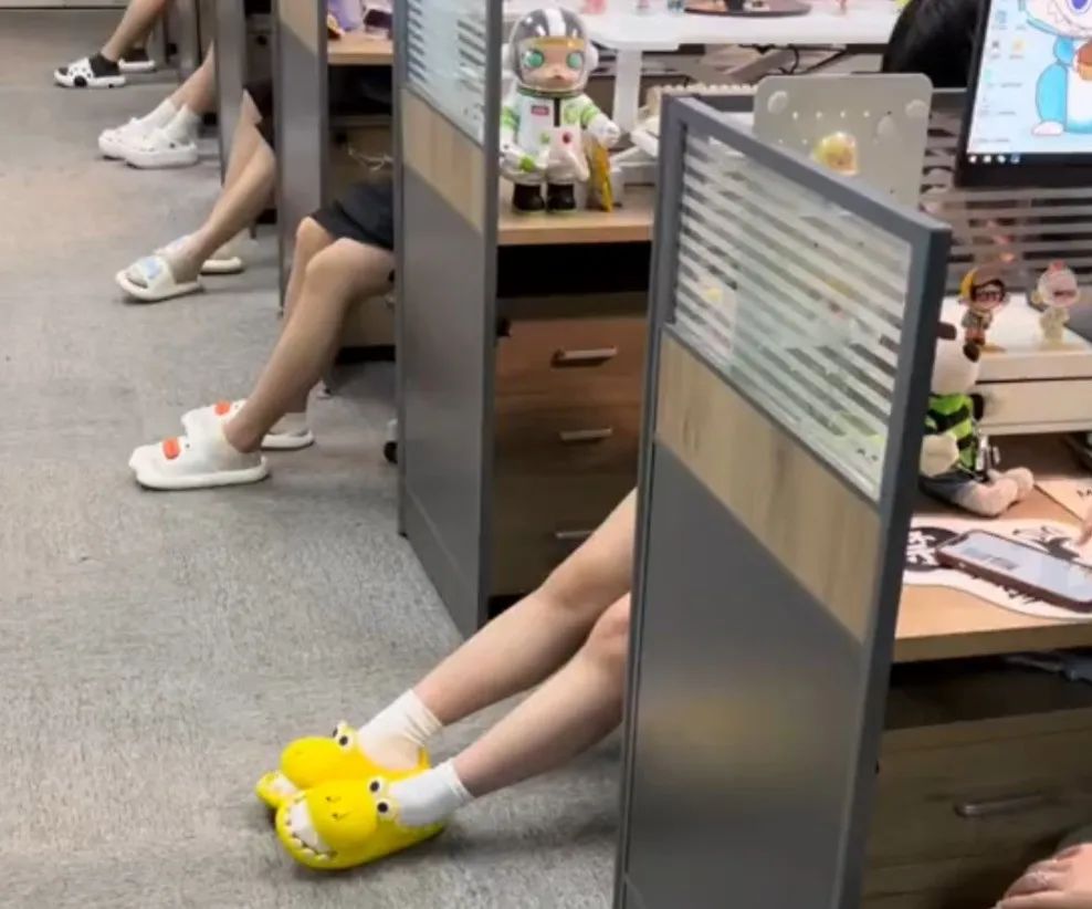 穿拖鞋上课的当代大学生，是这个世界上没你在乎的人了吗 ​？休闲区蓝鸢梦想 - Www.slyday.coM